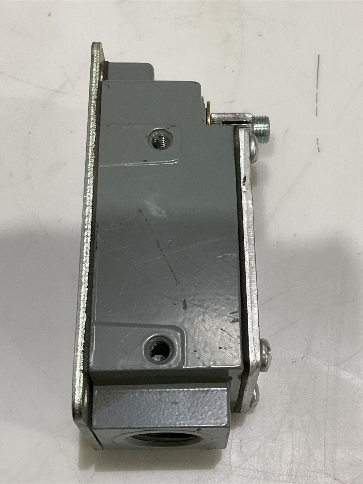 SQUARE D L100WS2M1 LOX-SWITCH LIMIT SWITCH TYPE L 479