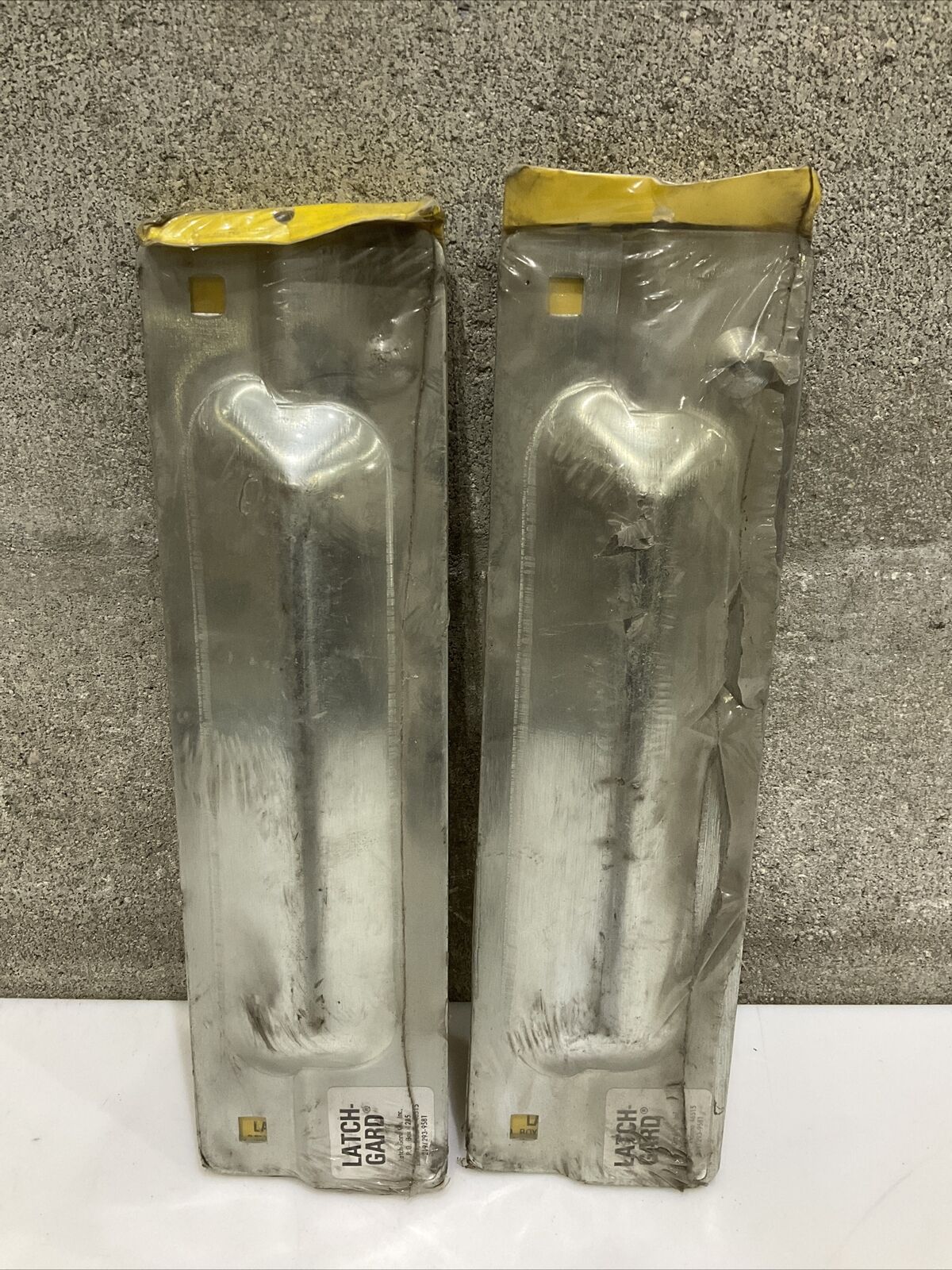 LATCH GUARD D229665 INDUSTRIAL COMMERCIAL DOOR LATCH LOT OF 2 476