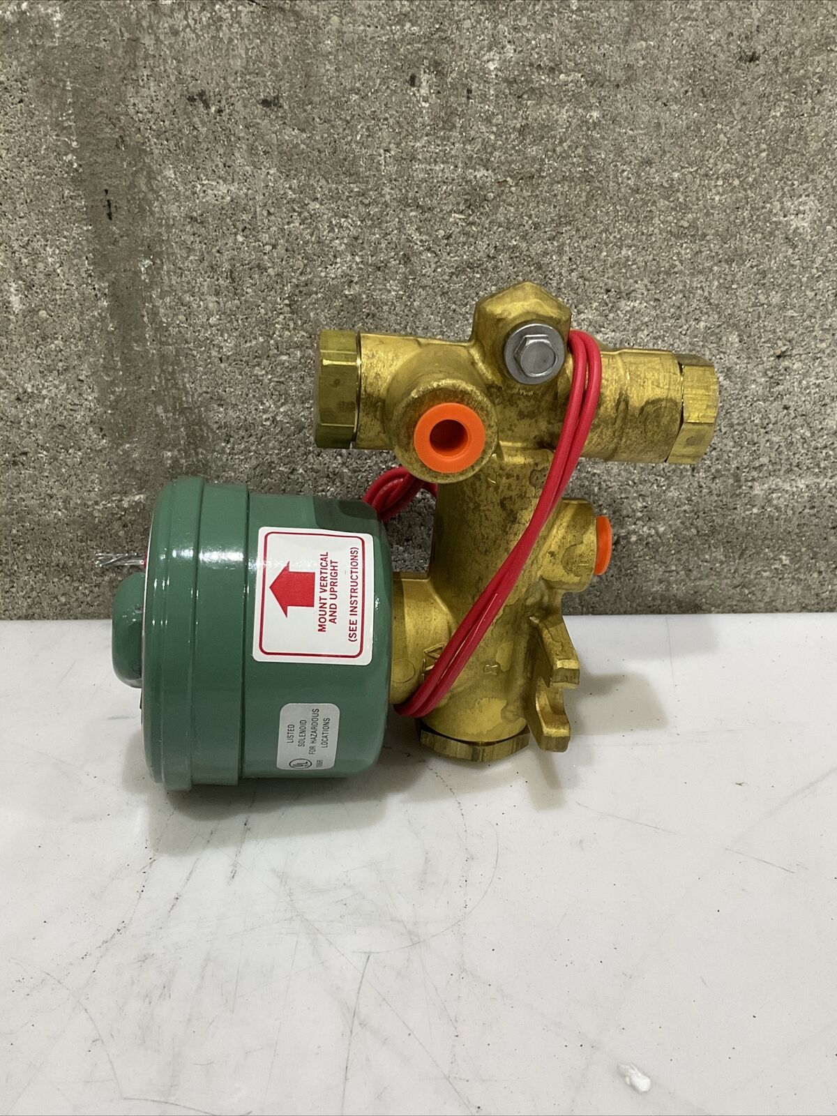 ASCO EF8300D55F SOLENOID VALVE 3-WAY 1/8 373