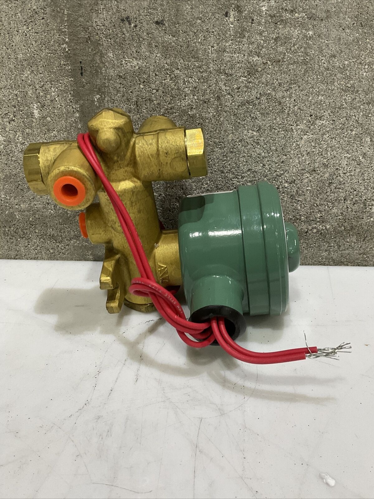ASCO EF8300D55F SOLENOID VALVE 3-WAY 1/8 373