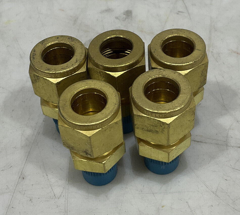 SWAGELOK B-810-1-4 MALE CONNECTOR LOT OF 5 476
