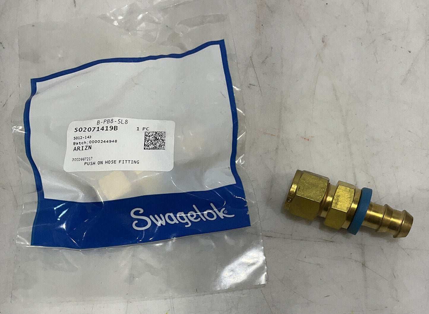 SWAGELOK B-PB8-SL8 PUSH ON HOSE FITTING LOT OF 30 476