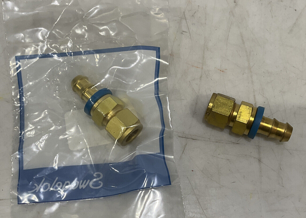 SWAGELOK B-PB8-SL8 PUSH ON HOSE FITTING LOT OF 30 476