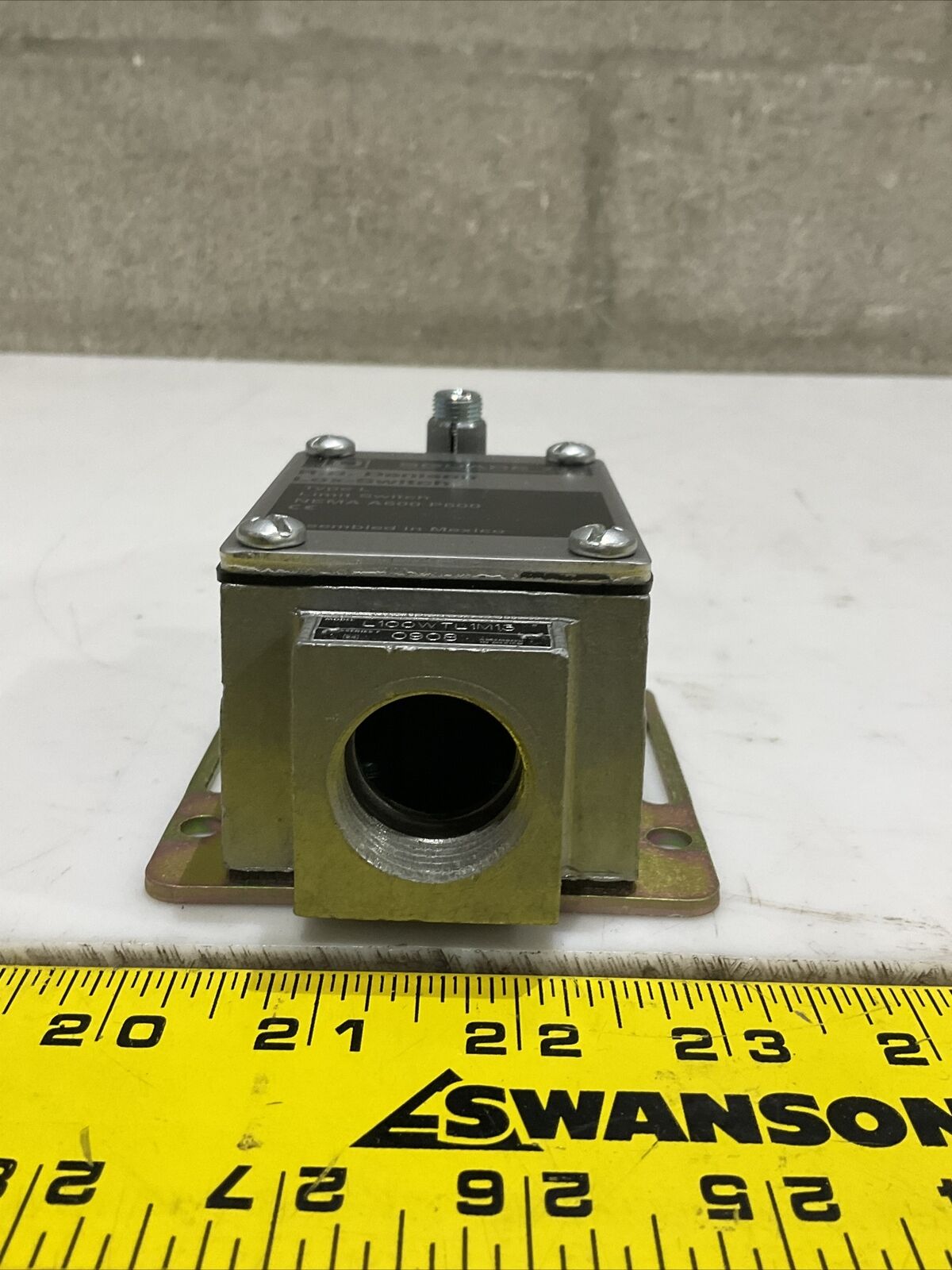 SQUARE D L100WTL1M13 LIMIT SWITCH 600V 373