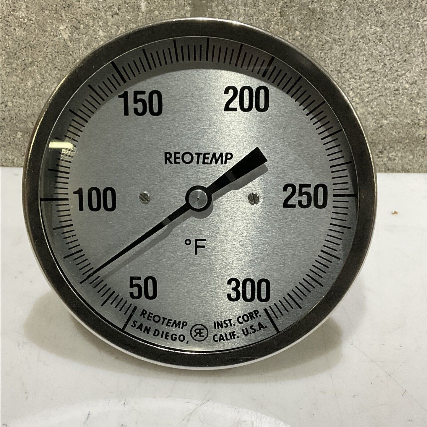 REOTEMP J BIMETAL THERMOMETER 2.5” STEM 5” ADJ RESET 50-300 F 1/2” NPT 373