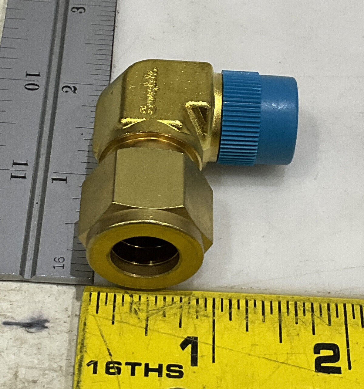 SWAGELOK B-810-2-6 MALE ELBOW LOT OF 10 373
