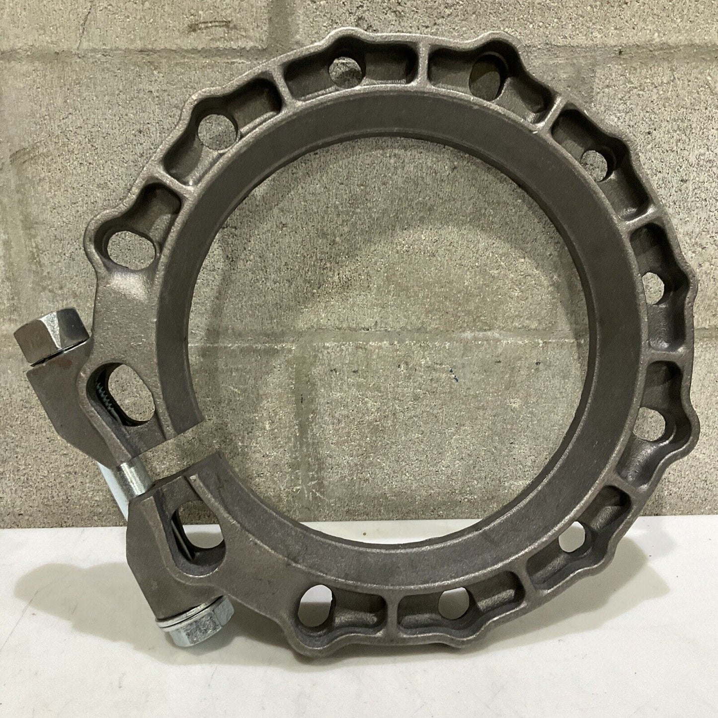 UCC 8-17076 N8 PIPE CLAMP LOCK TYPE FLANGE 373