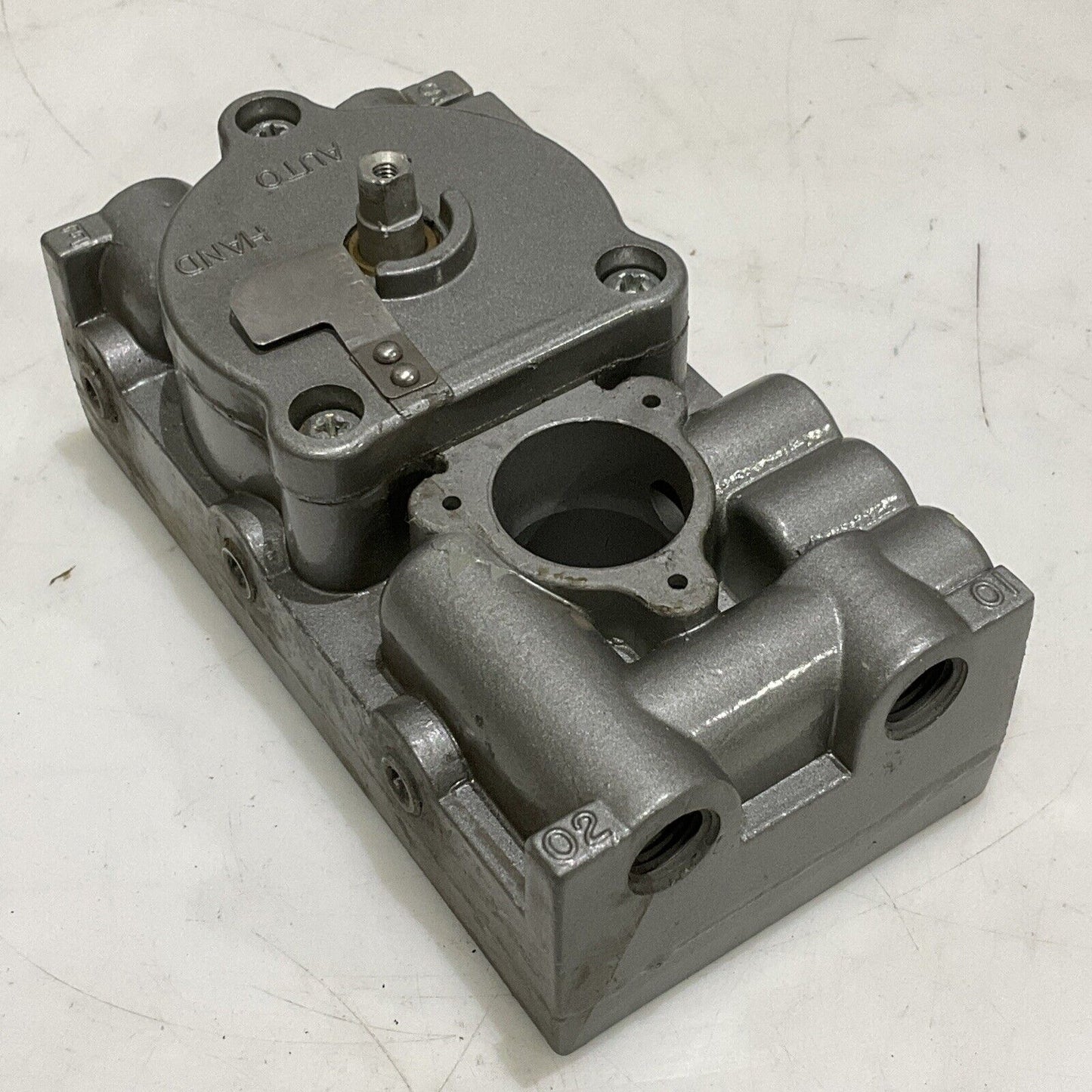 BAILEY CNTL CO. 5323775-J2 PNEUMATIC MANIFOLD PSTNR MDL AP 373