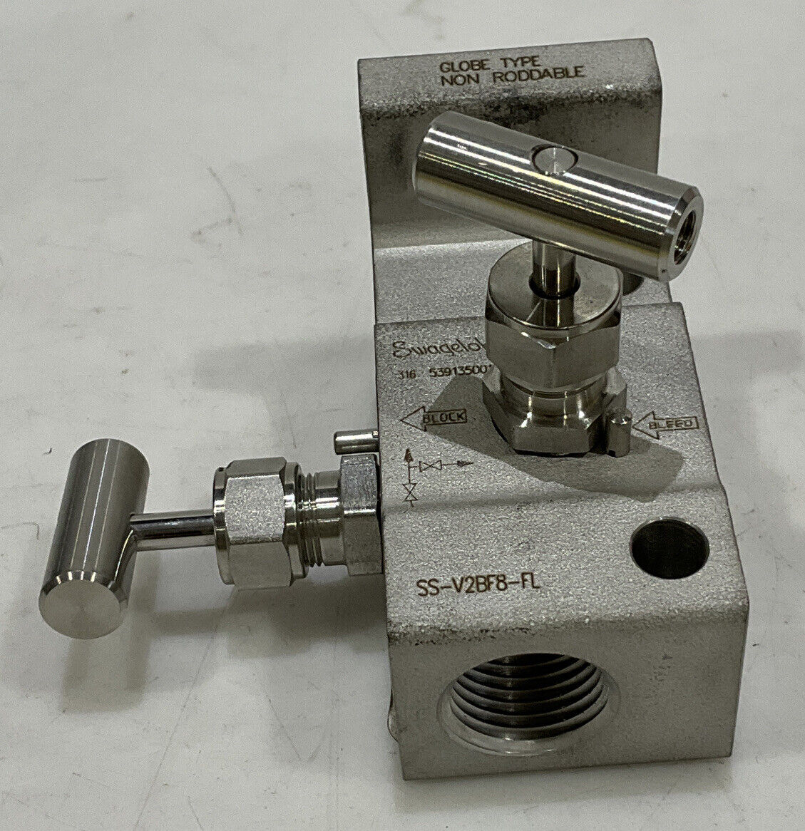 SWAGELOK SS-V2BF8-FL 2-VALVE INSTRUMENT MANIFOLD BALL TIP 373