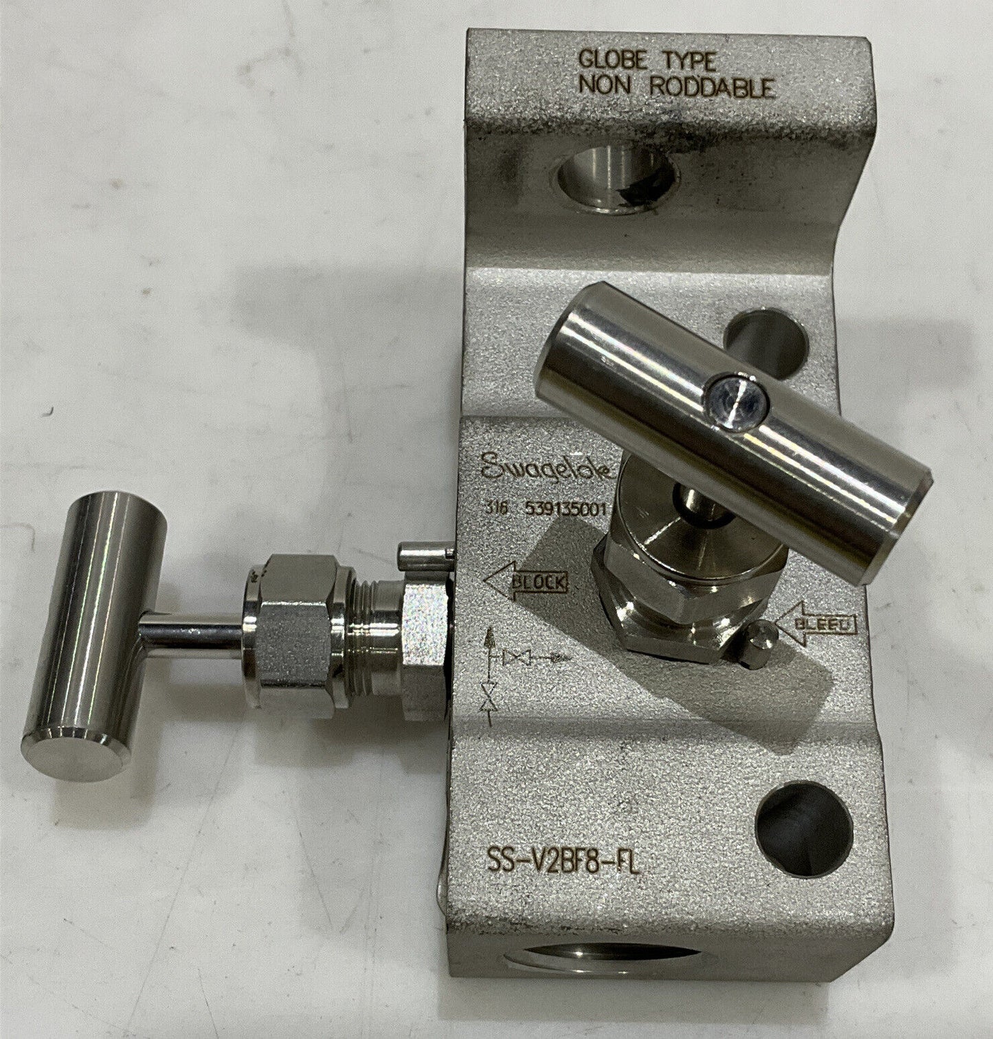 SWAGELOK SS-V2BF8-FL 2-VALVE INSTRUMENT MANIFOLD BALL TIP 373