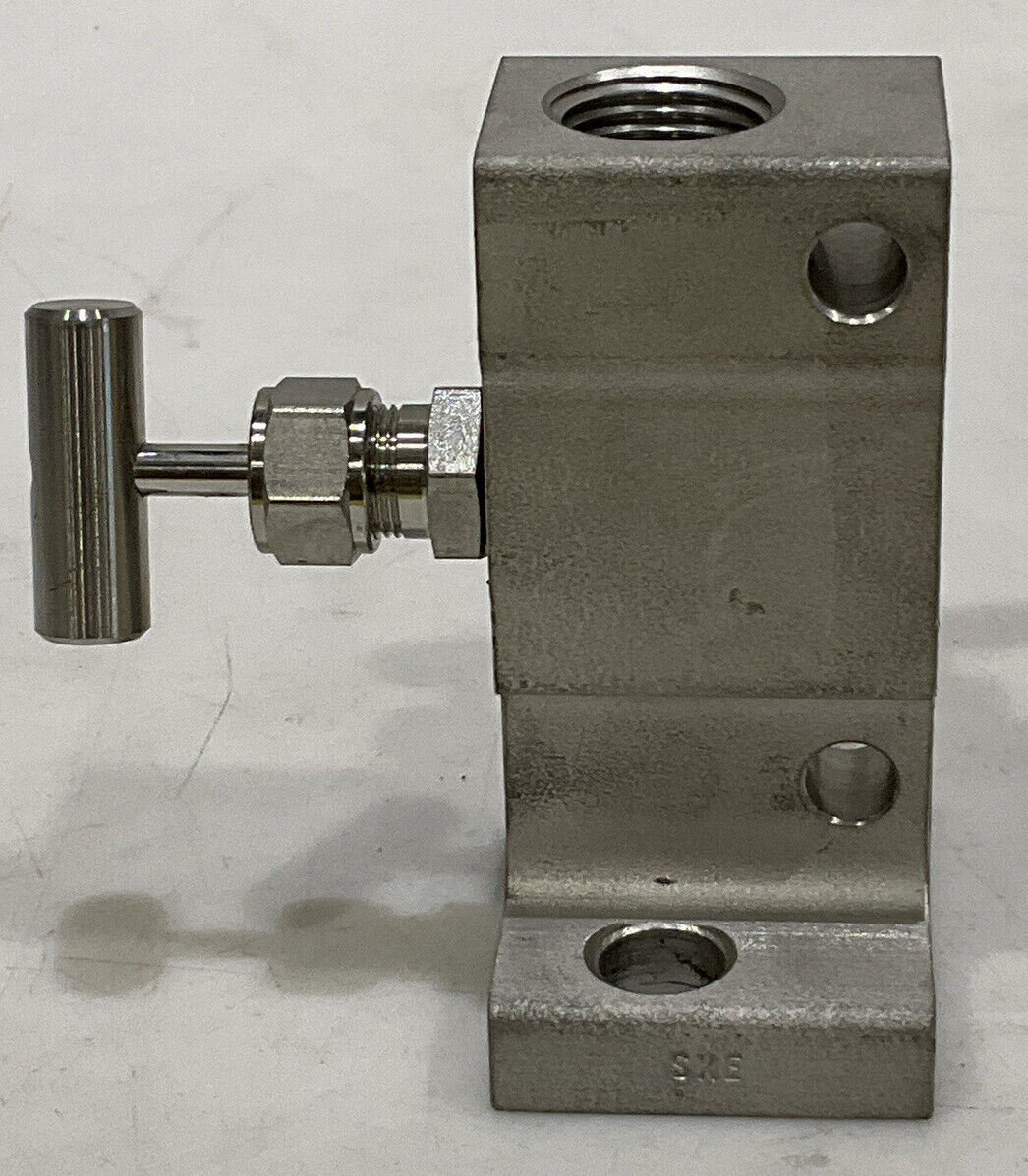 SWAGELOK SS-V2BF8-FL 2-VALVE INSTRUMENT MANIFOLD BALL TIP 373