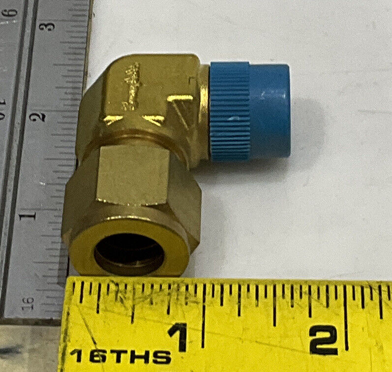 SWAGELOK B-810-2-6 MALE ELBOW LOT OF 4 373