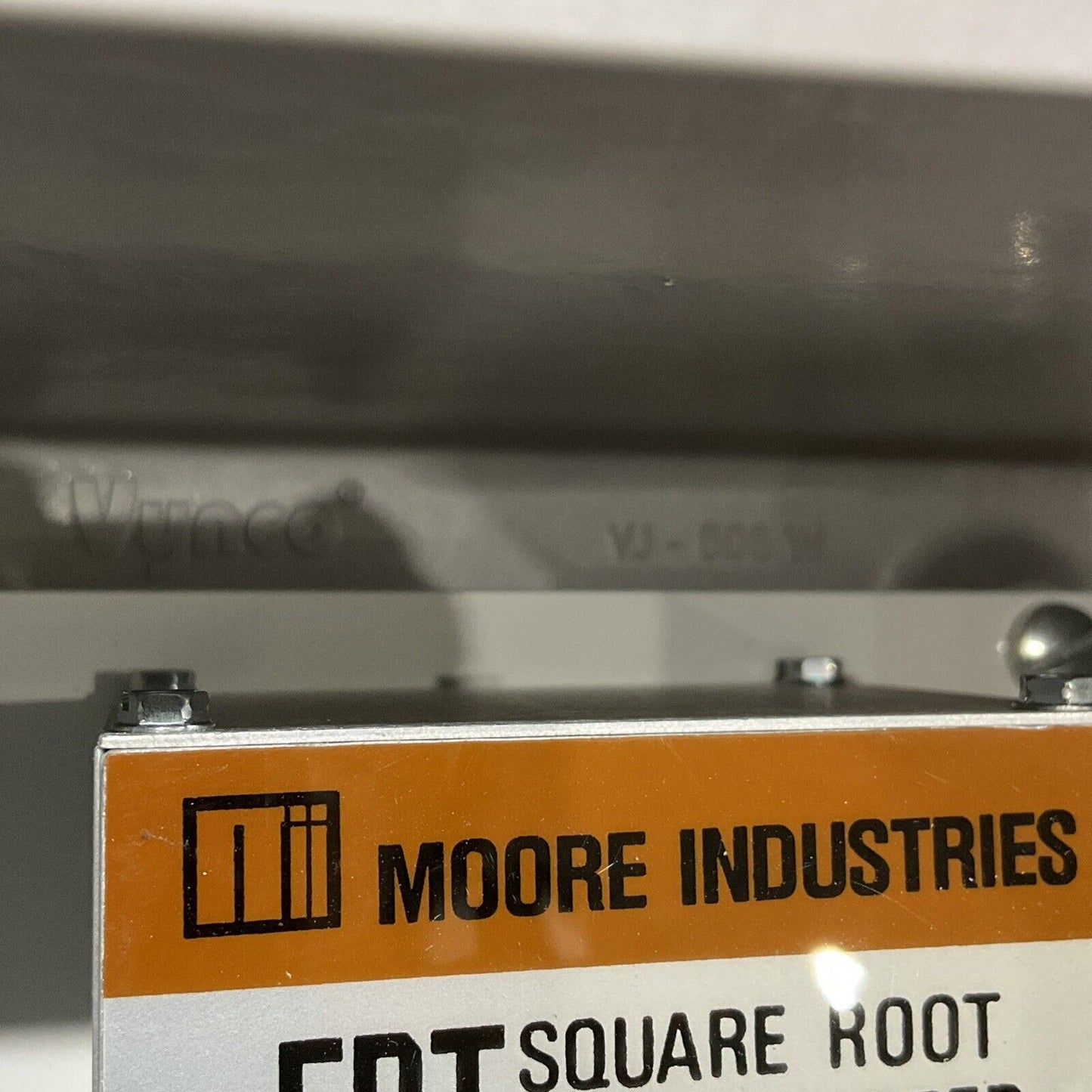 MOORE INDUSTRIES 4-20 MA SRT SQUARE ROOT TRANSMITTER 10/117 V WITH ENCLOSURE 373