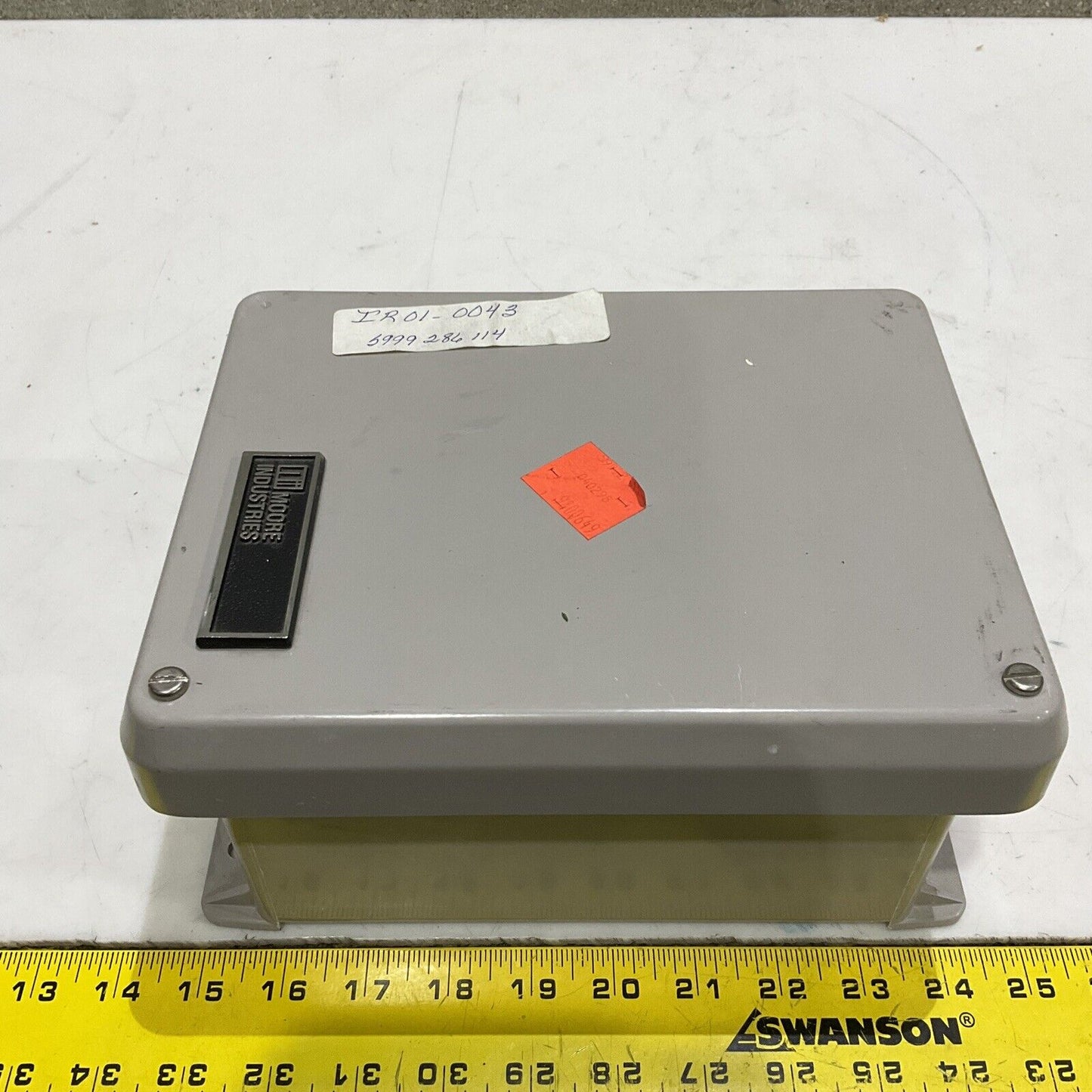MOORE INDUSTRIES 4-20 MA SRT SQUARE ROOT TRANSMITTER 10/117 V WITH ENCLOSURE 373