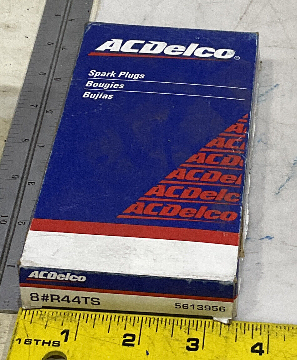 ACDELCO R44TS SPARK PLUG LOT OF 8 373