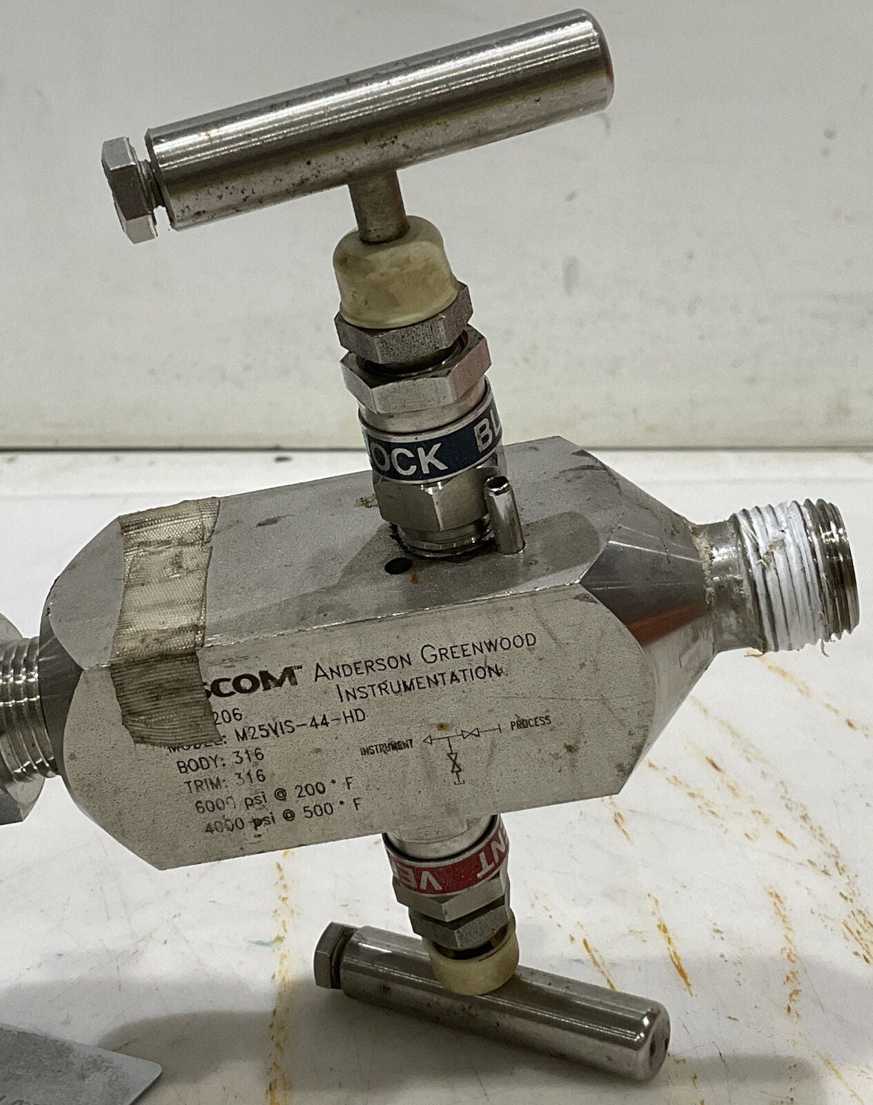 TESCOM M25VIS-44-HD BLOCK AND BLEED NEEDLE VALVE 0-2000 PSI 881