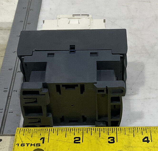 SQUARE D LC1D32 CONTACTOR 881