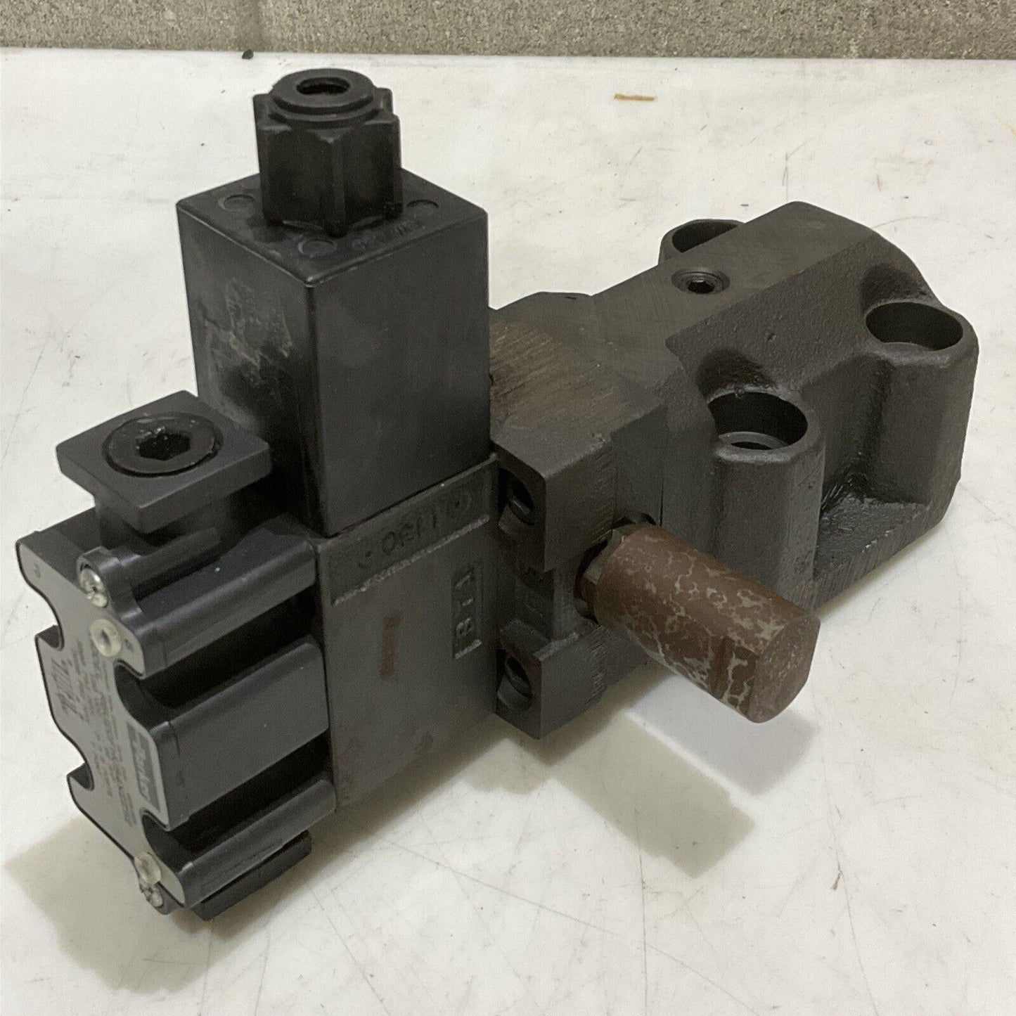 PARKER R6V2DFHV54X2252 HYDRAULIC DIRECTIONAL CONTROL VALVE 120V .20A 3000PSI 373