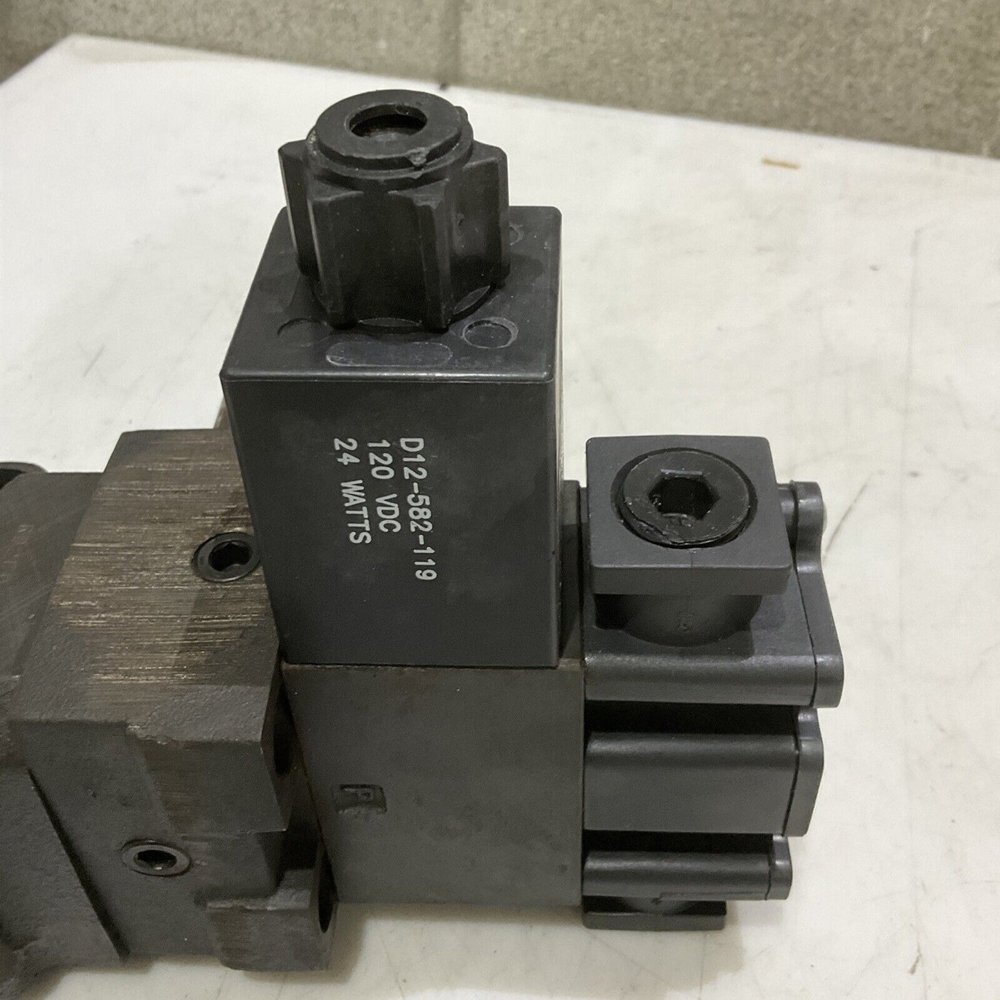 PARKER R6V2DFHV54X2252 HYDRAULIC DIRECTIONAL CONTROL VALVE 120V .20A 3000PSI 373