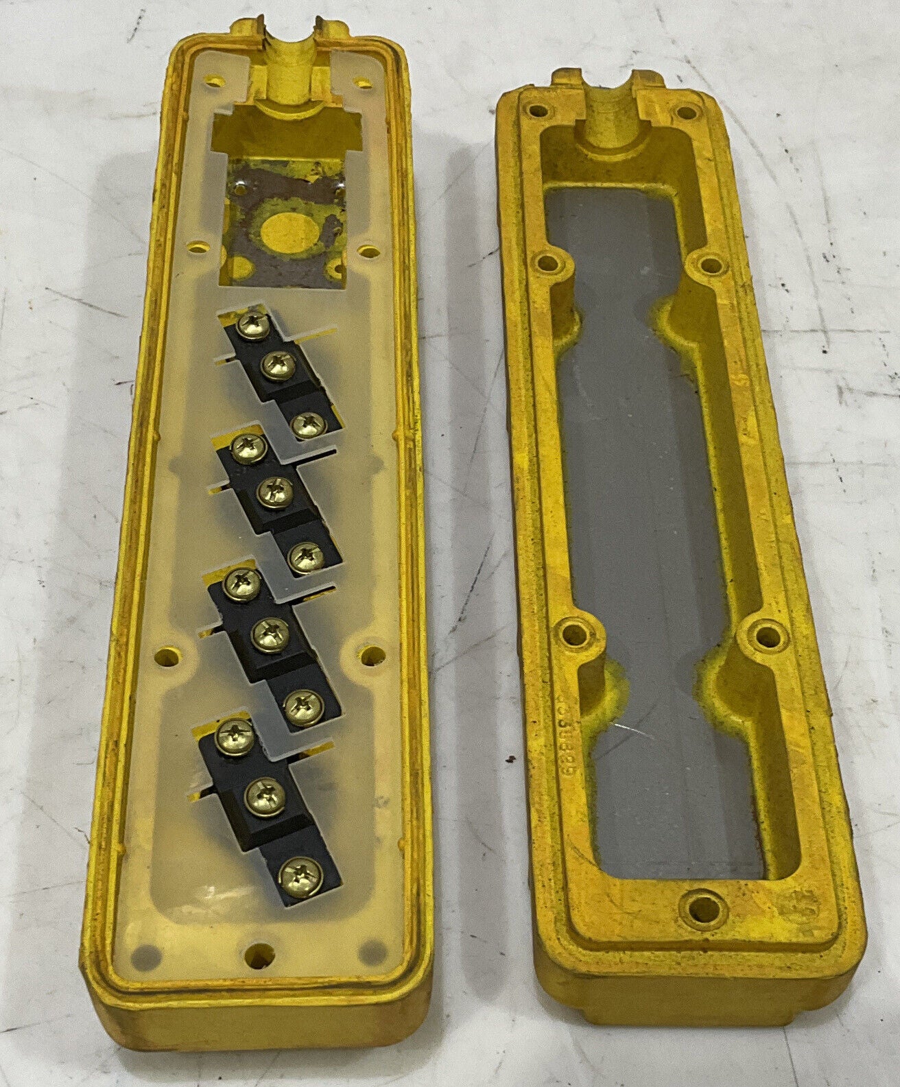 CROUSE-HINDS X8635-41B 4 PUSHBUTTON PENDANT CONTROLS 125VAC 881