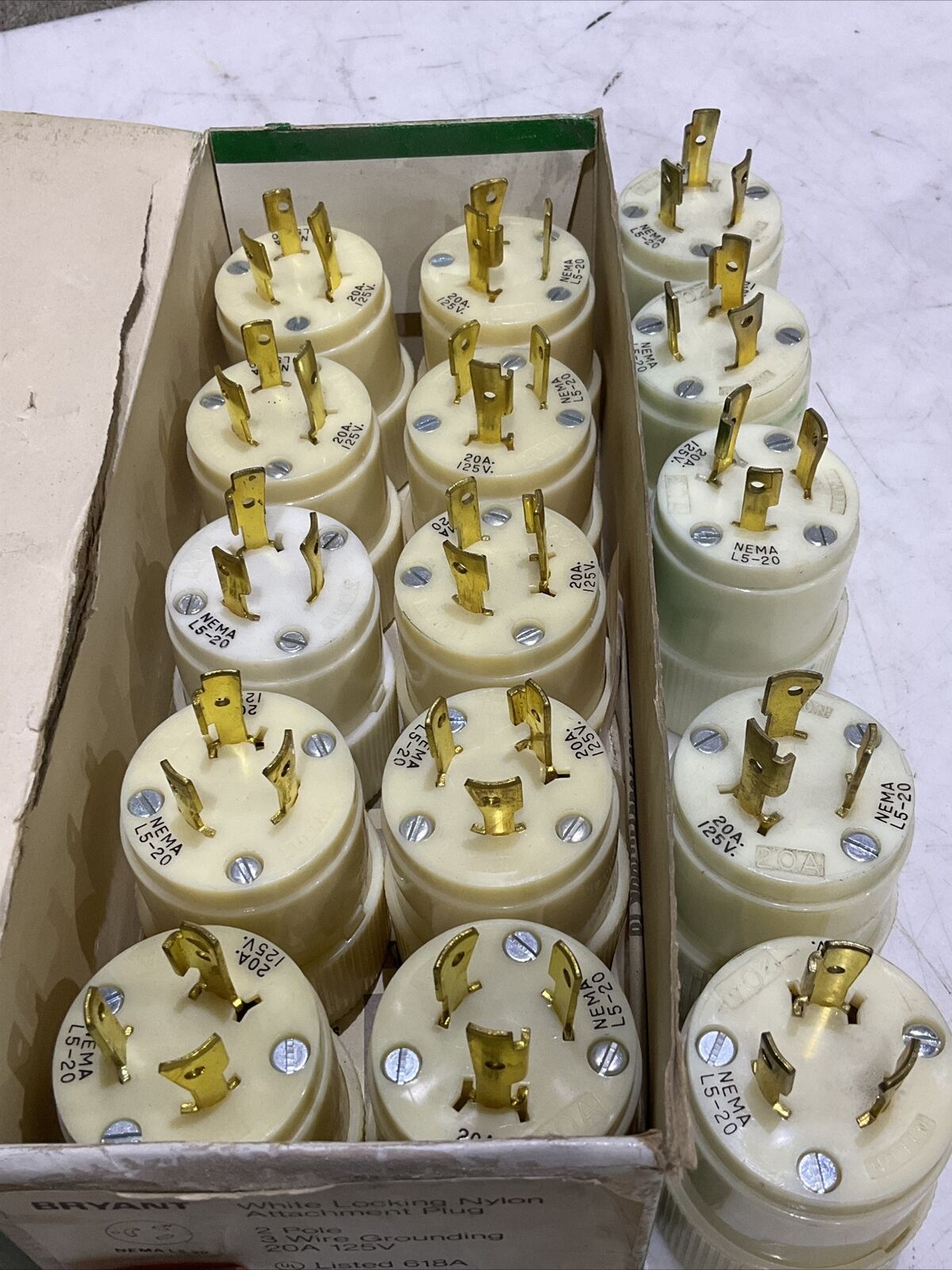 BRYANT 70520-NP WHITE LOCKING NYLON ATTACHMENT PLUG 2P 3W 20A 125V LOT OF 15 373