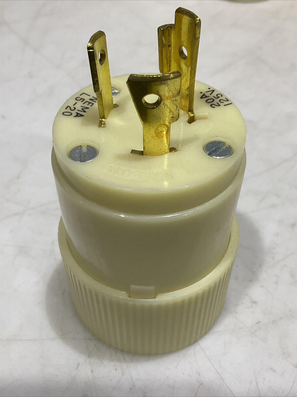 BRYANT 70520-NP WHITE LOCKING NYLON ATTACHMENT PLUG 2P 3W 20A 125V LOT OF 15 373