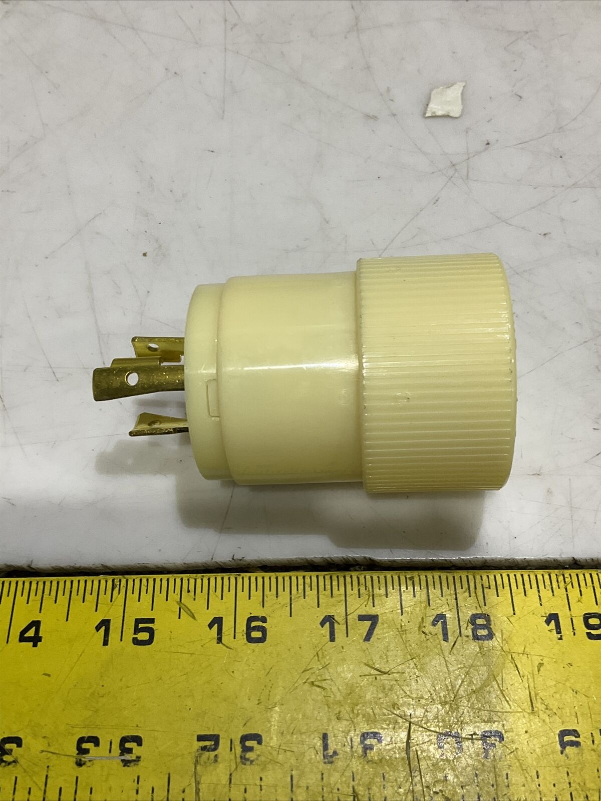 BRYANT 70520-NP WHITE LOCKING NYLON ATTACHMENT PLUG 2P 3W 20A 125V LOT OF 15 373