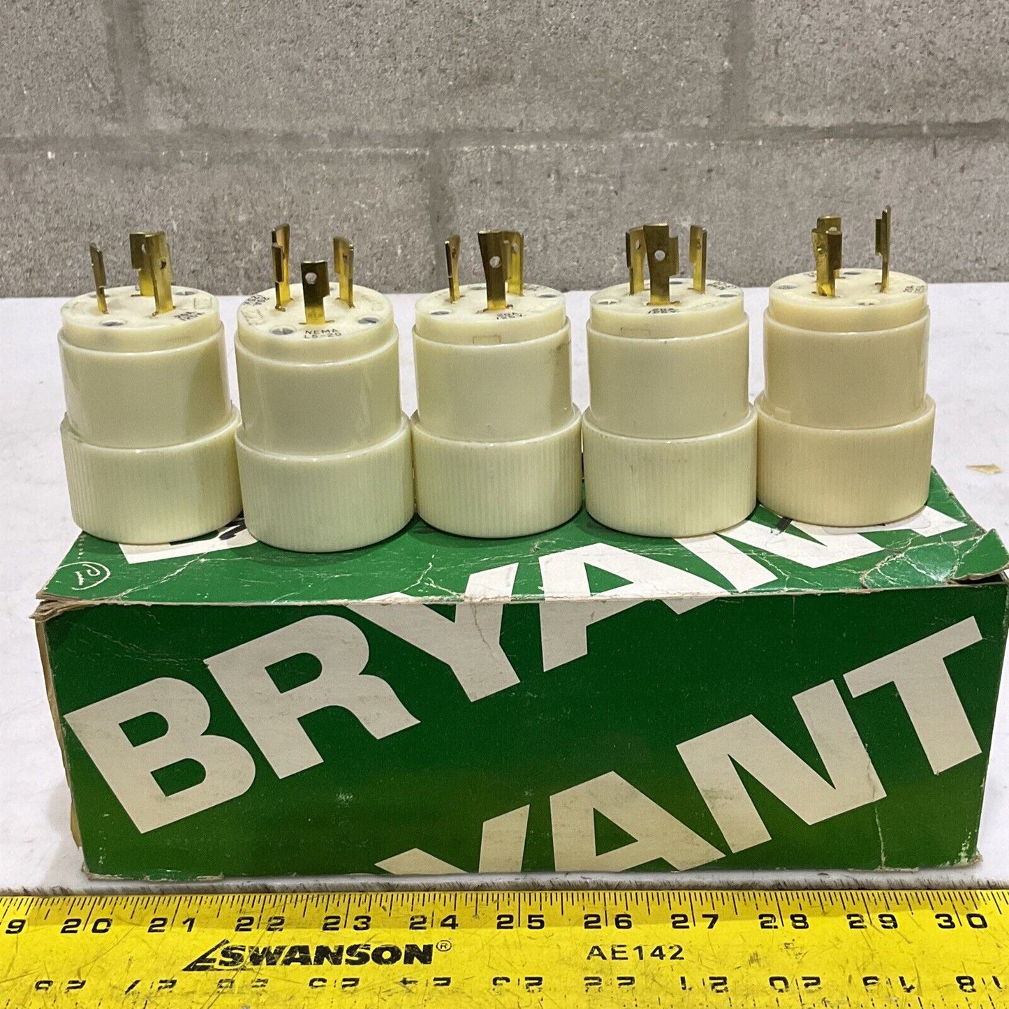BRYANT 70520-NP WHITE LOCKING NYLON ATTACHMENT PLUG 2P 3W 20A 125V LOT OF 15 373