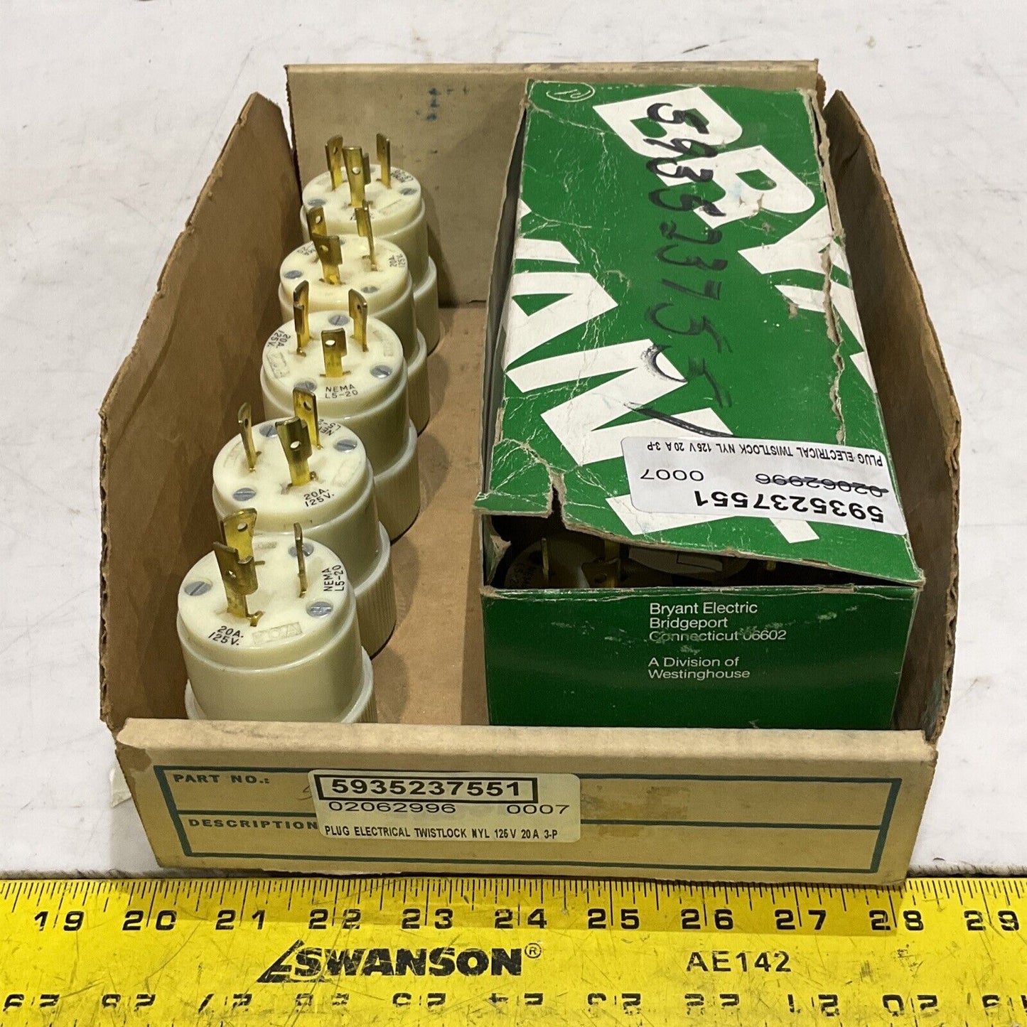 BRYANT 70520-NP WHITE LOCKING NYLON ATTACHMENT PLUG 2P 3W 20A 125V LOT OF 15 373