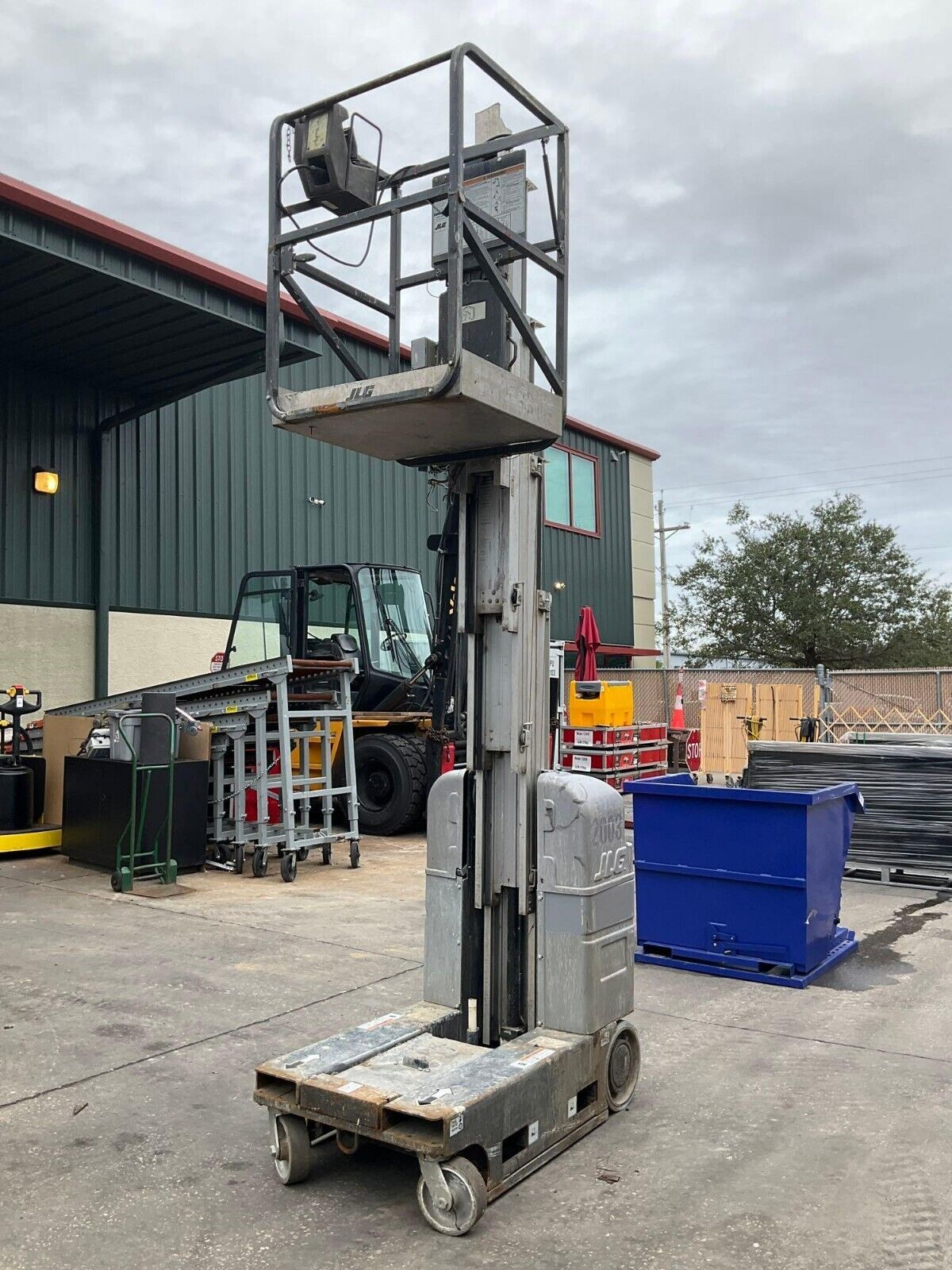 JLG MAN LIFT 20MVL ELECTRIC 24V APPROX MAX PLATFORM HEIGHT 20FT