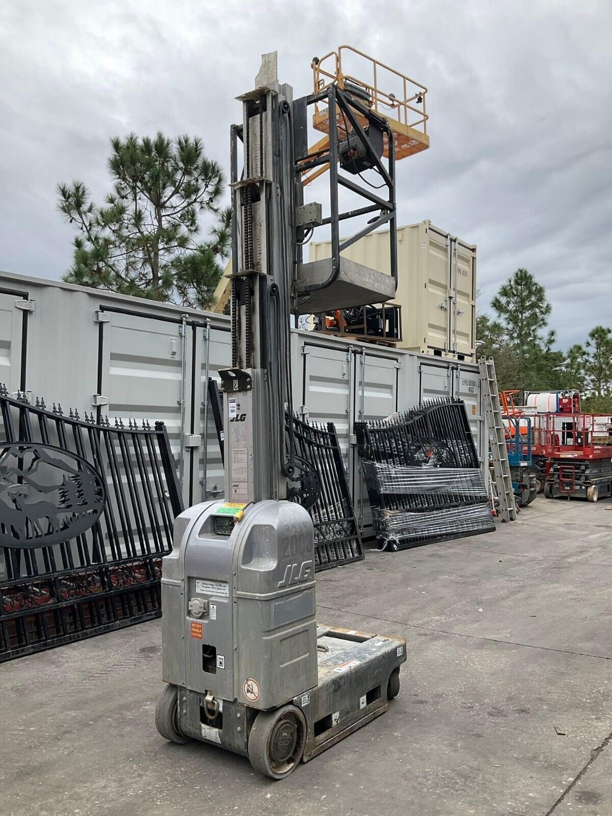 JLG MAN LIFT 20MVL ELECTRIC 24V APPROX MAX PLATFORM HEIGHT 20FT