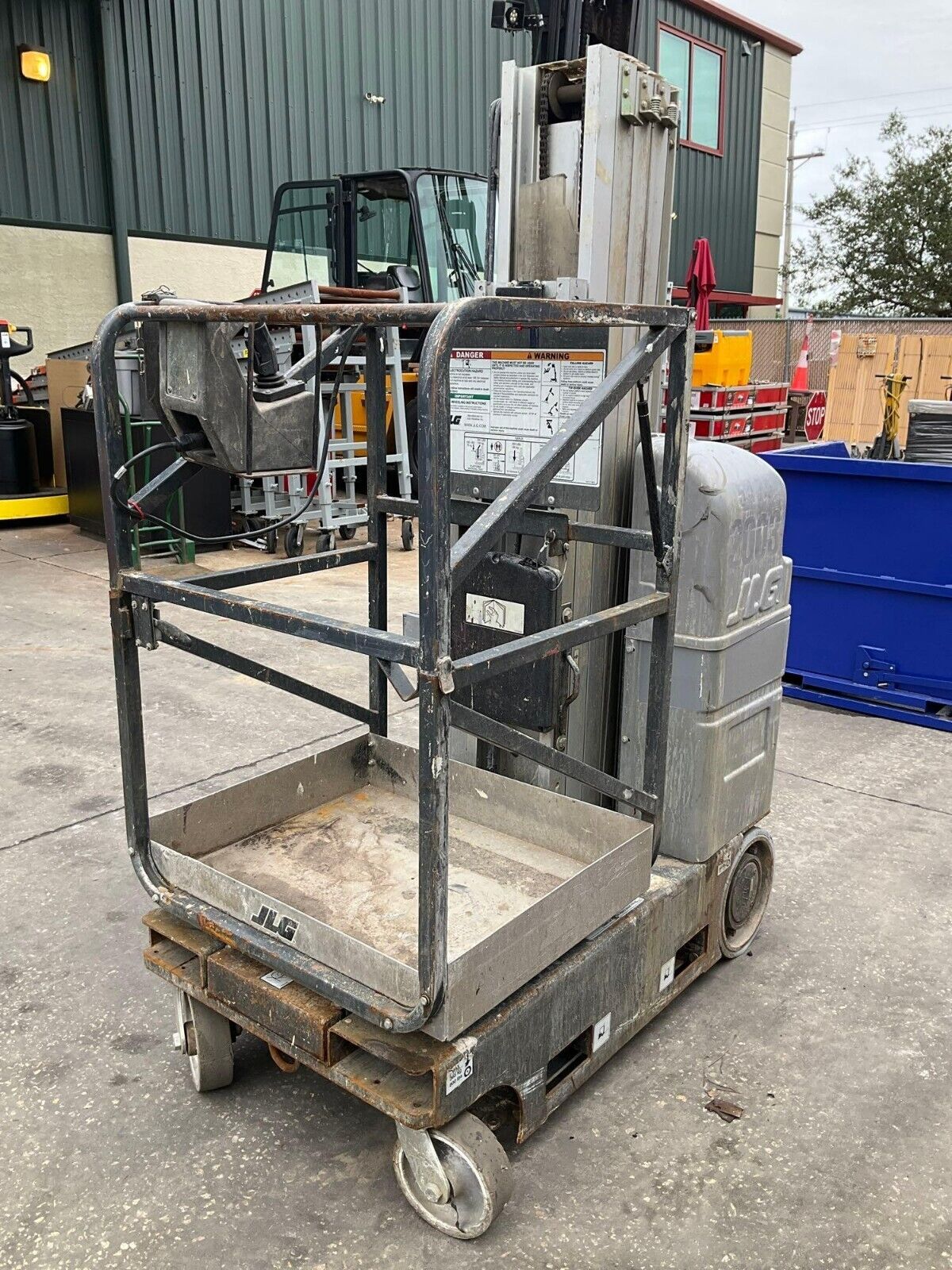 JLG MAN LIFT 20MVL ELECTRIC 24V APPROX MAX PLATFORM HEIGHT 20FT