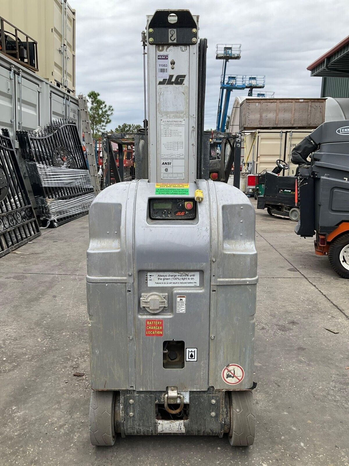 JLG MAN LIFT 20MVL ELECTRIC 24V APPROX MAX PLATFORM HEIGHT 20FT