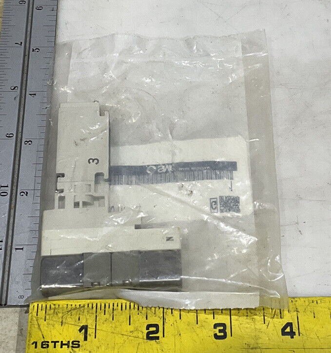 SMC VQ1401N-51/VQ1301N-51 RUBBER SEAL MANIFOLD VALVE LOT OF 2 U3S