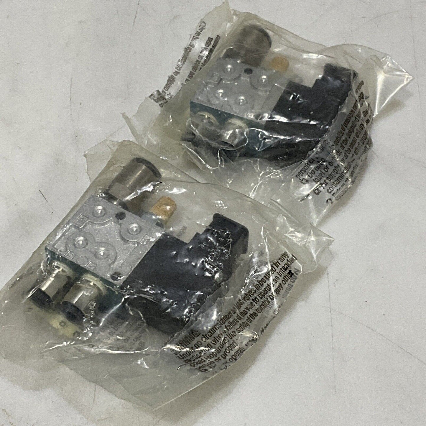 MAC 46A-AA1-DDAJ-1KJ VALVE 4 WAY 24V W/FITTINGS LOT OF 2 U3S