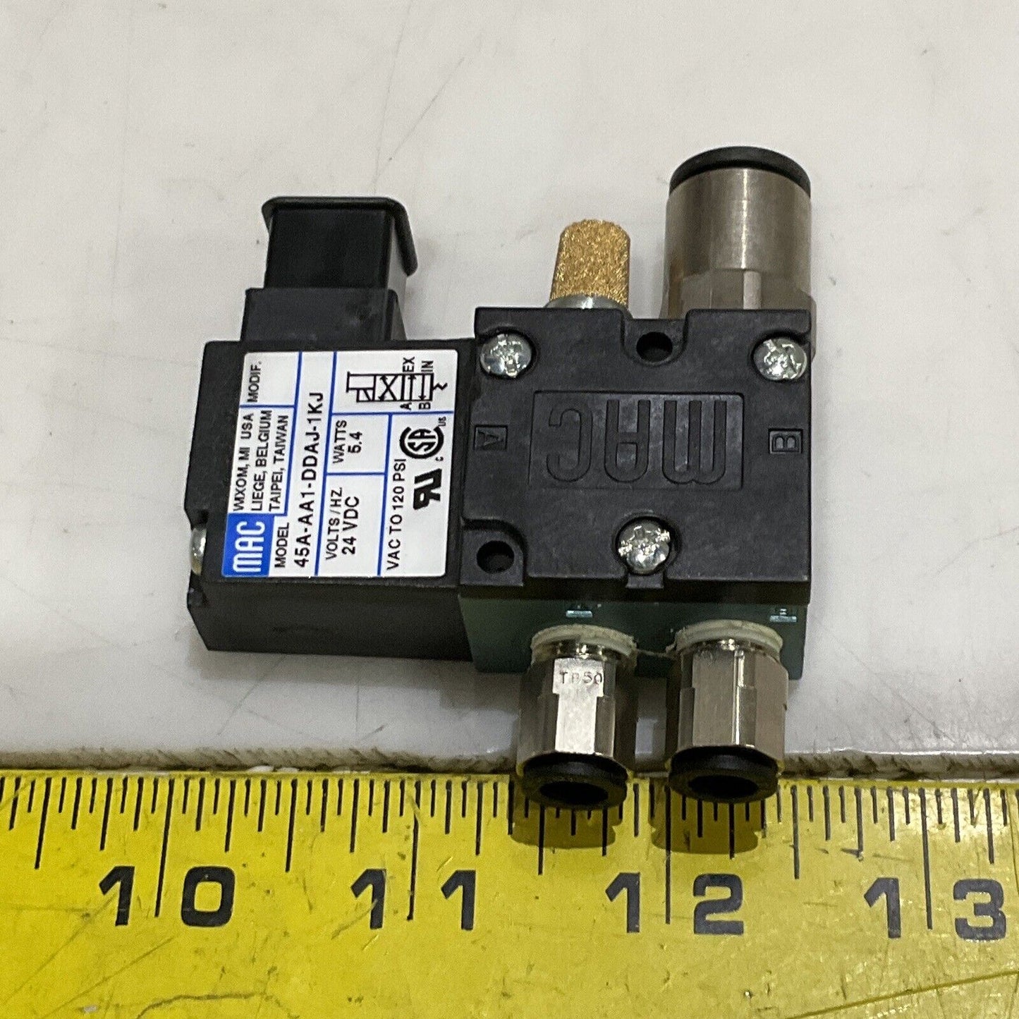 MAC 46A-AA1-DDAJ-1KJ VALVE 4 WAY 24V W/FITTINGS LOT OF 2 U3S