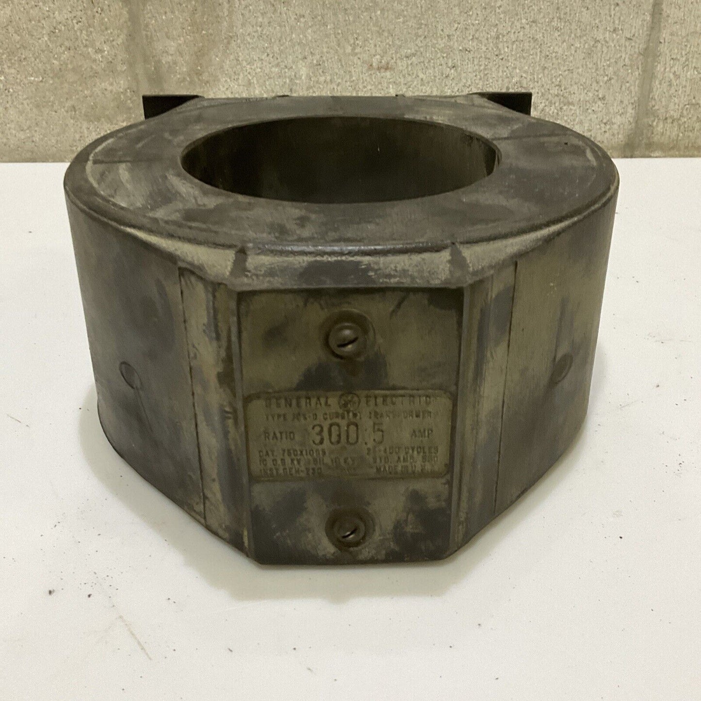 GENERAL ELECTRIC GE 750X10G5 JCS-0 CURRENT TRANSFORMER 300:5 25-400 CYCLES 678