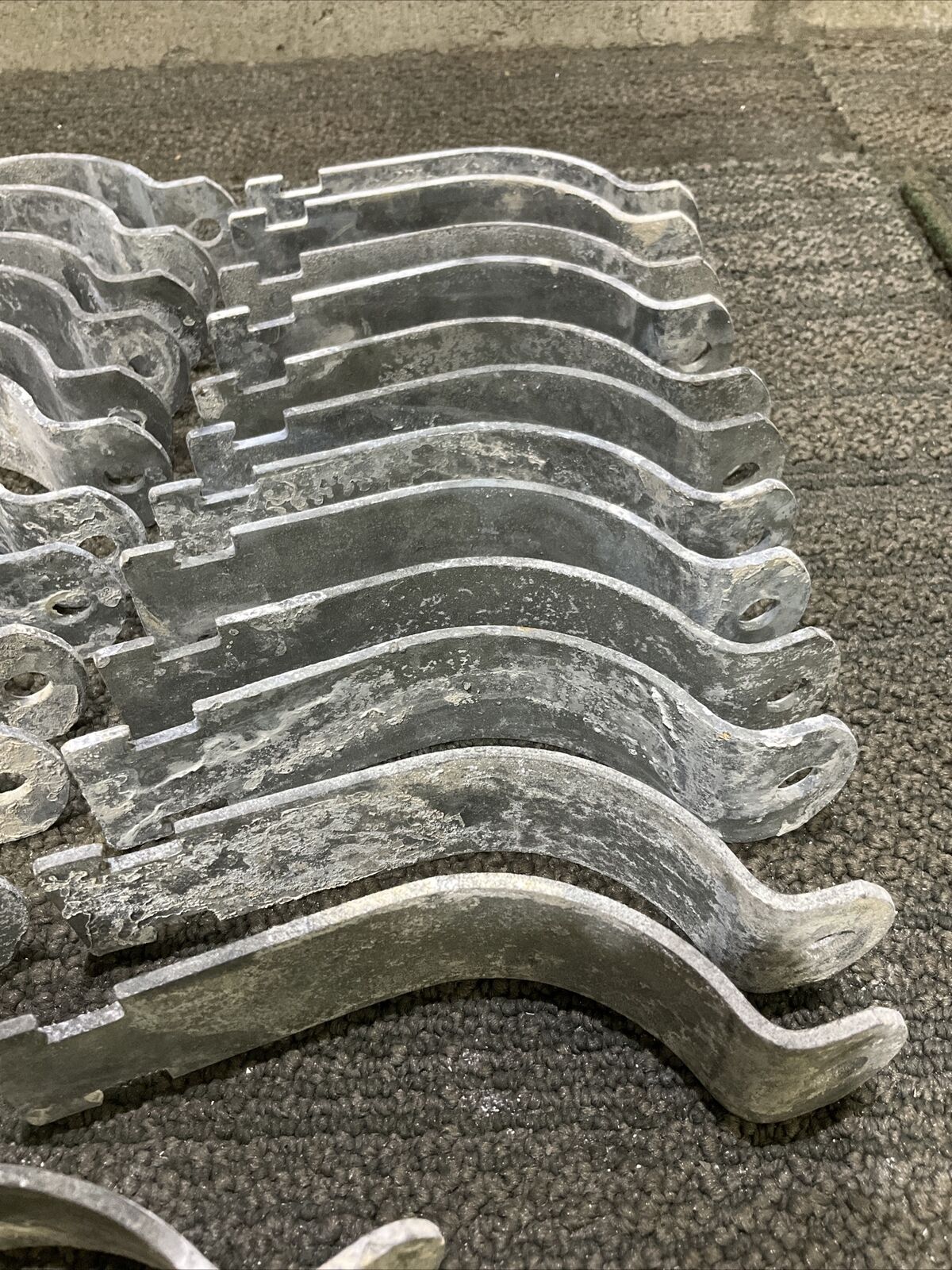 COOPER B LINE B2015-3-HDG UNISTRUT STRAP 3 1/2” OD 678 LOT OF 39