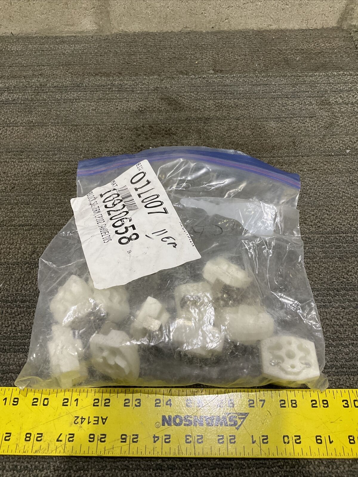 SANDELIUS CP102 CERAMIC 2 TERMINAL BLOCK 100 SERIES 678 LOT OF 10