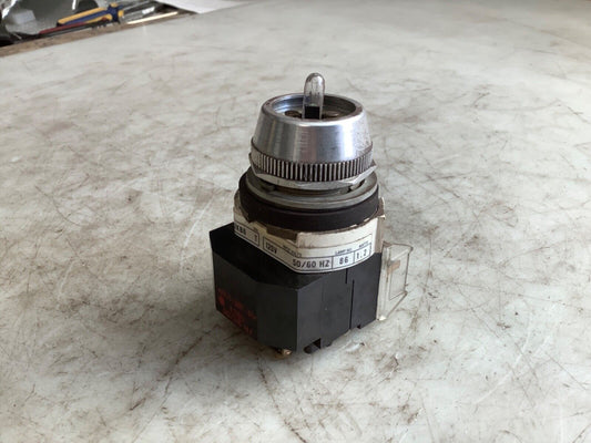 ALLEN BRADLEY 800T-16HX2KB6 SERIES T SELECTOR SWITCH NO KNOB 120V 444