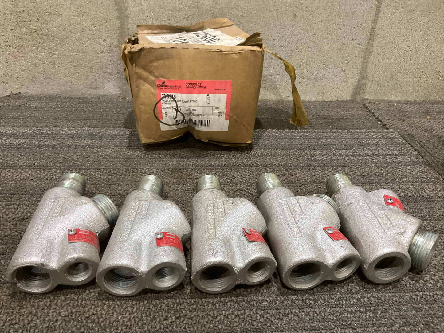 COOPER CROUSE-HINDS EYD216 M & F HUB SEALING FITTING W/ DRAINS 678 LOT OF 5