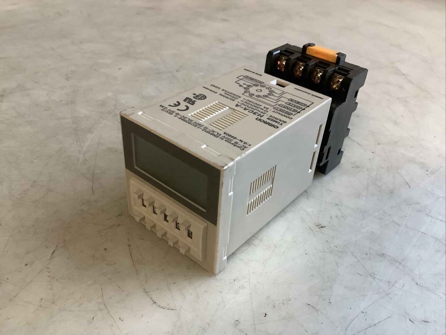 OMRON H3CA-A TIME DELAY RELAY W/ NDS-11 RELAY SOCKET 476