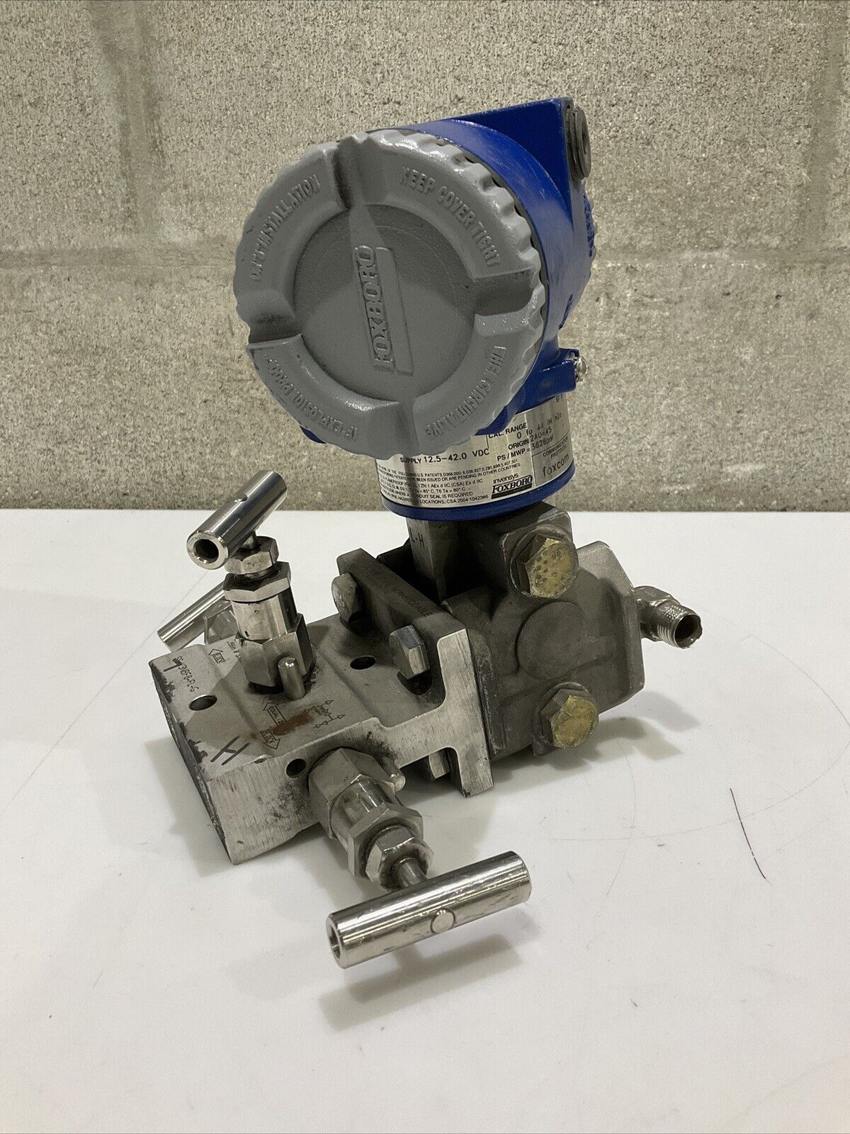 FOXBORO IDP10-D22B211-11 PRESSURE TRANSMITTER W/ SWAGELOK SS-V3NBF8-FL-G 476