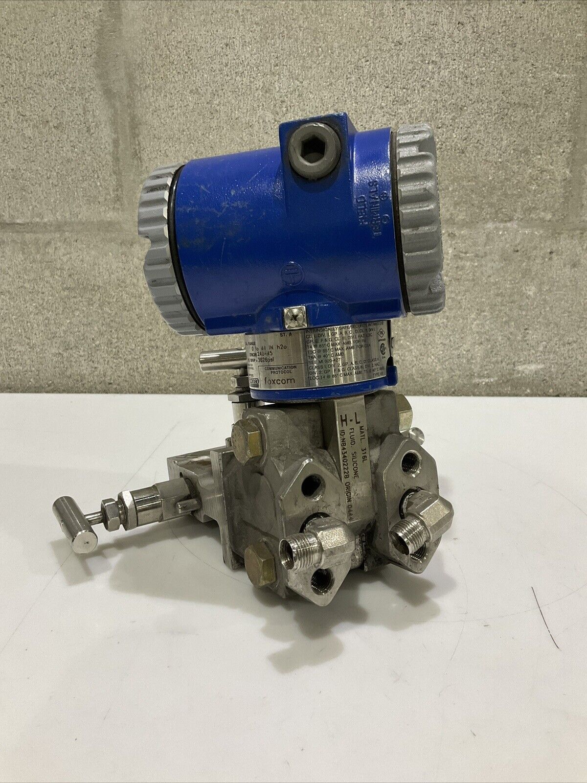 FOXBORO IDP10-D22B211-11 PRESSURE TRANSMITTER W/ SWAGELOK SS-V3NBF8-FL-G 476