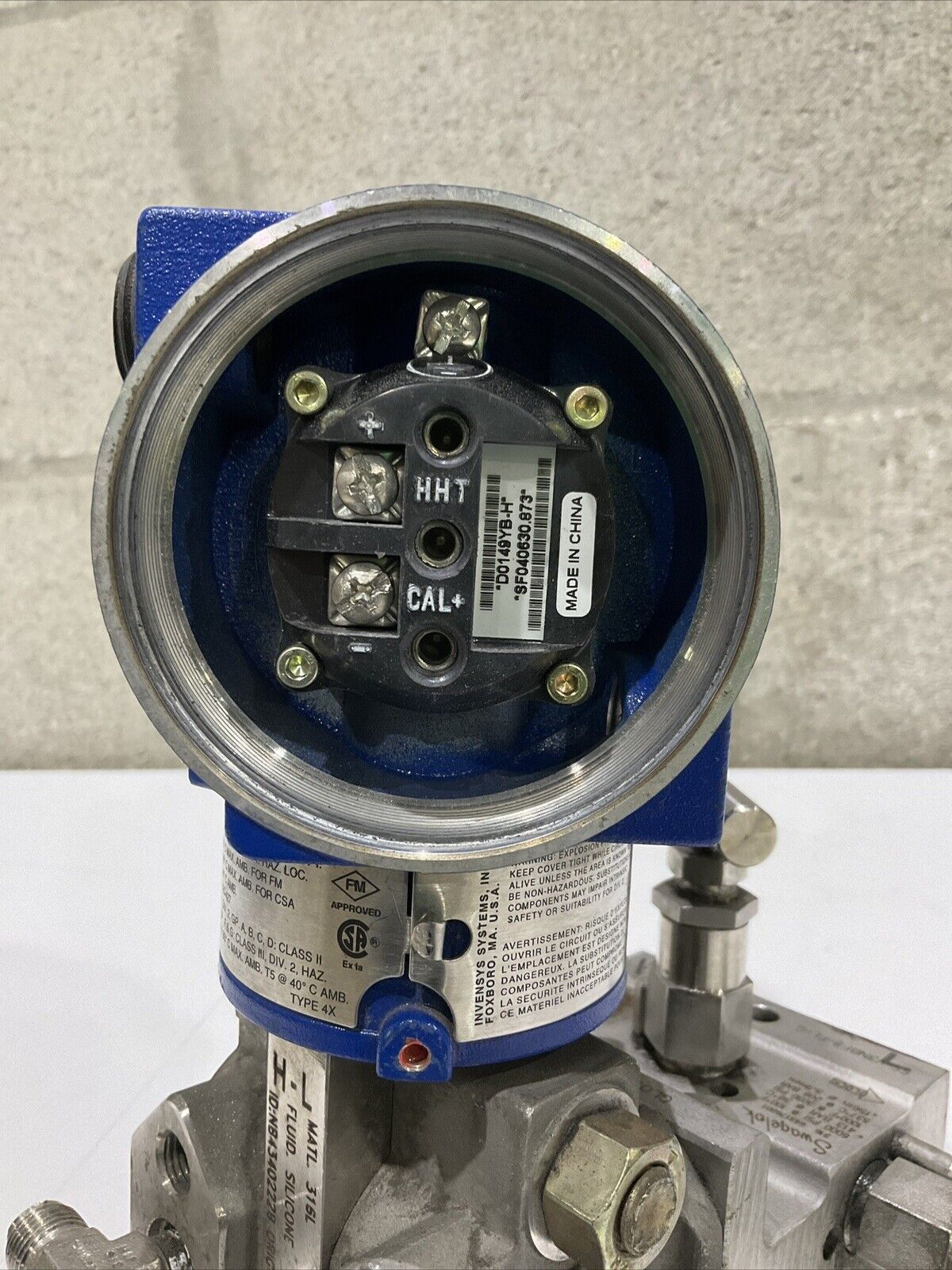 FOXBORO IDP10-D22B211-11 PRESSURE TRANSMITTER W/ SWAGELOK SS-V3NBF8-FL-G 476