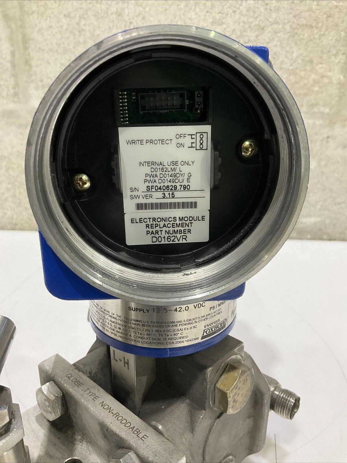 FOXBORO IDP10-D22B211-11 PRESSURE TRANSMITTER W/ SWAGELOK SS-V3NBF8-FL-G 476