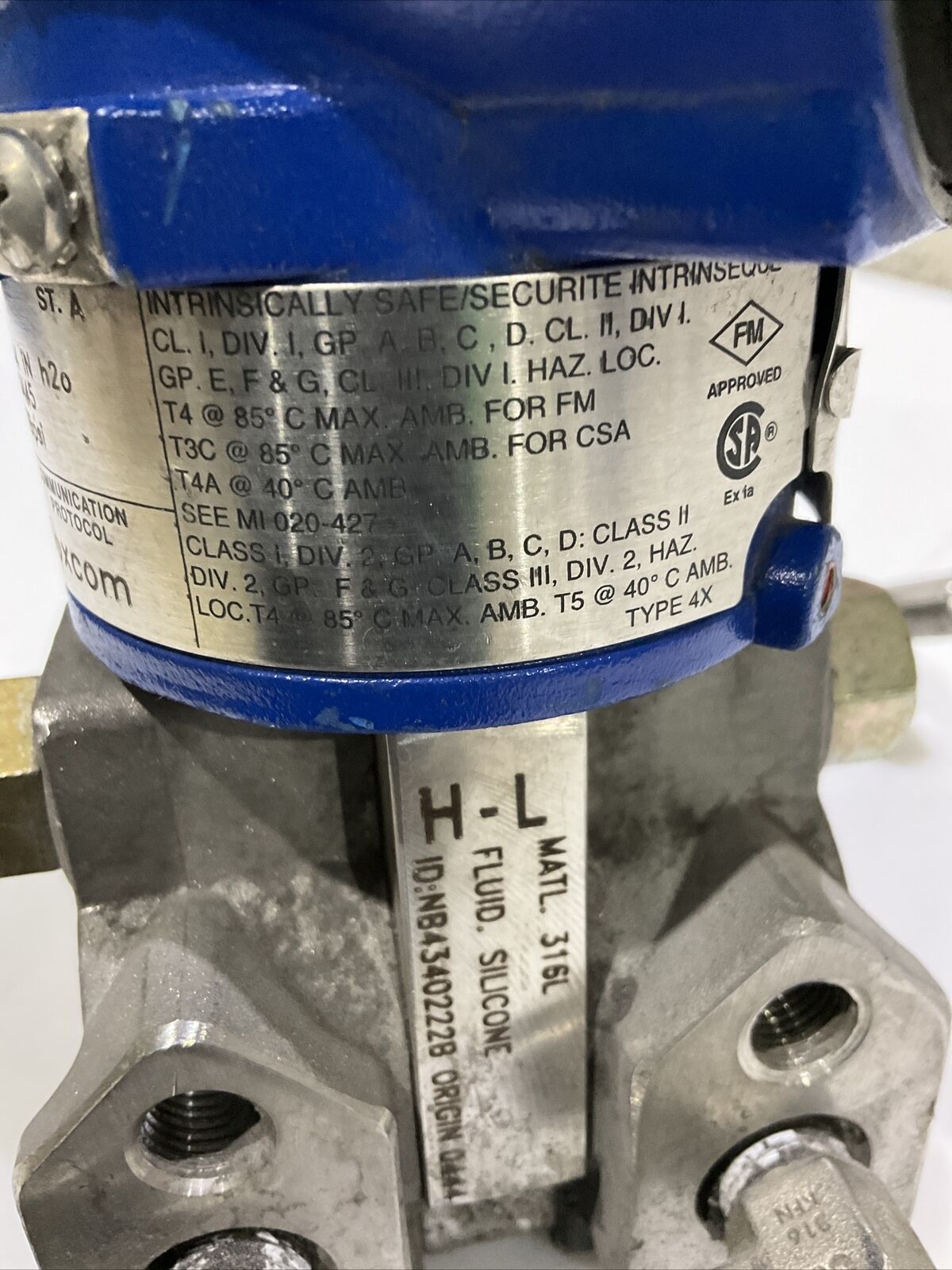 FOXBORO IDP10-D22B211-11 PRESSURE TRANSMITTER W/ SWAGELOK SS-V3NBF8-FL-G 476