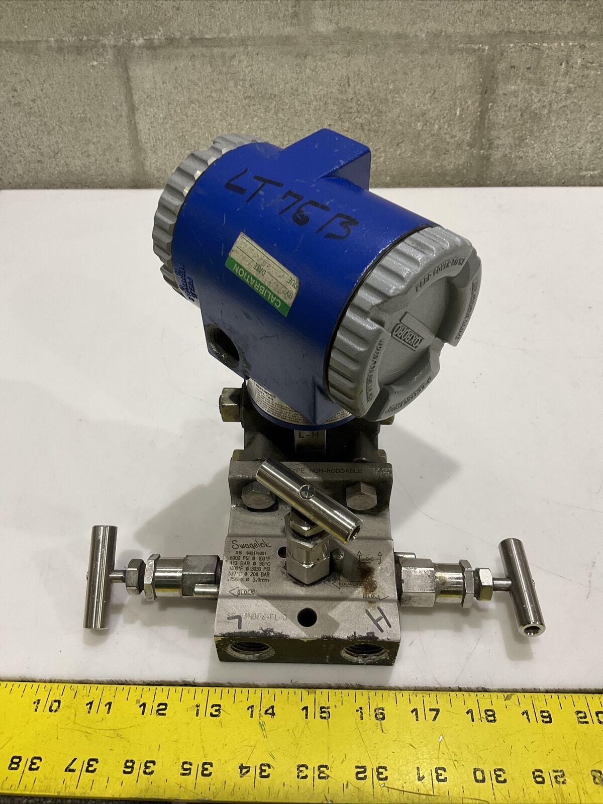 FOXBORO IDP10-D22B211-11 PRESSURE TRANSMITTER W/ SWAGELOK SS-V3NBF8-FL-G 476