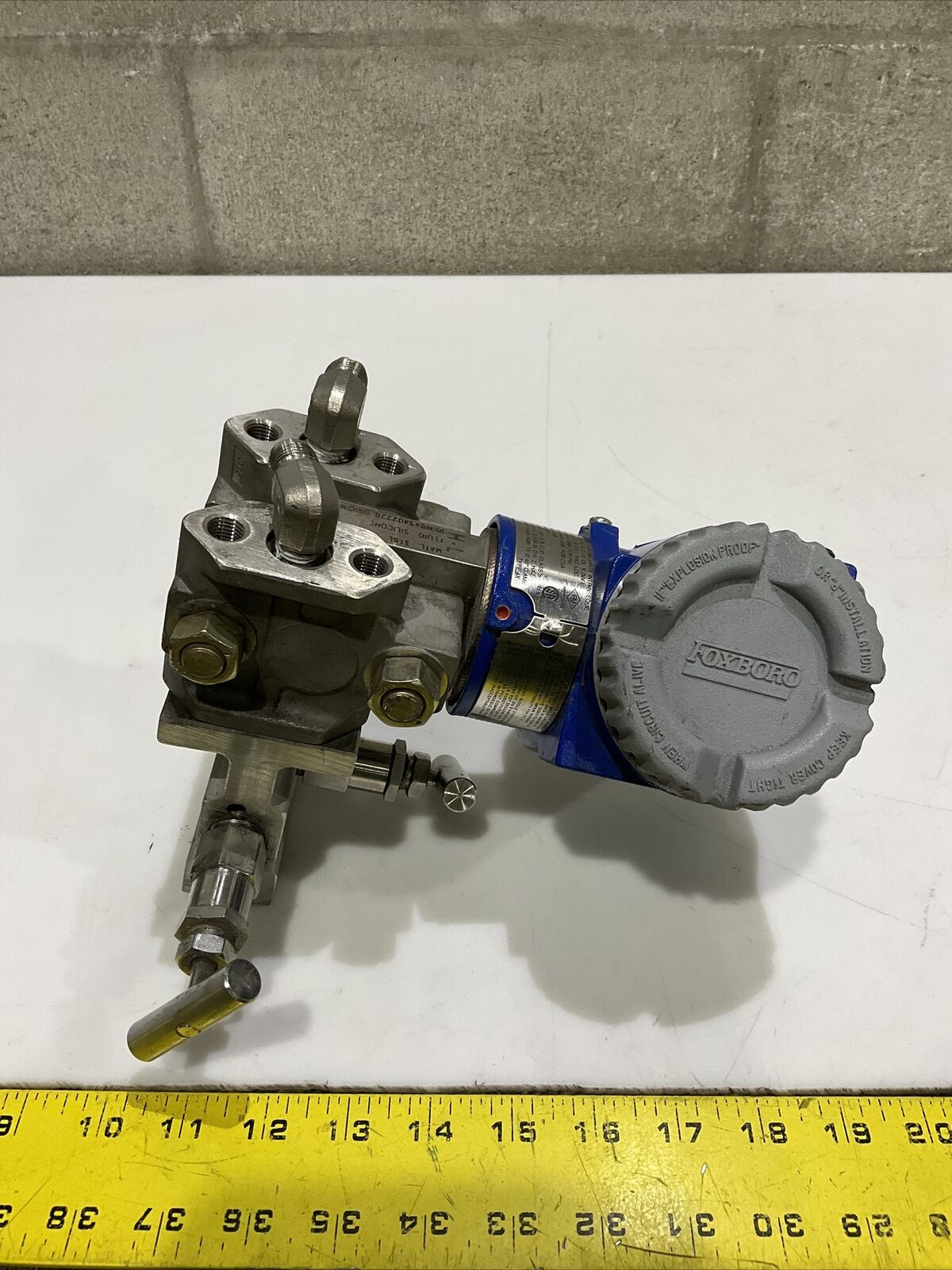 FOXBORO IDP10-D22B211-11 PRESSURE TRANSMITTER W/ SWAGELOK SS-V3NBF8-FL-G 476