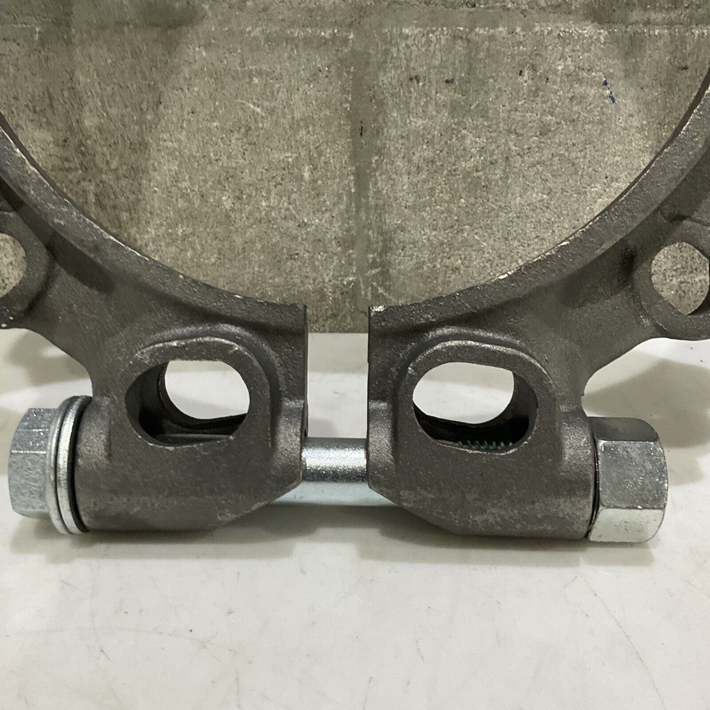UCC 8-17076 N8 PIPE CLAMP LOCK TYPE FLANGE 373